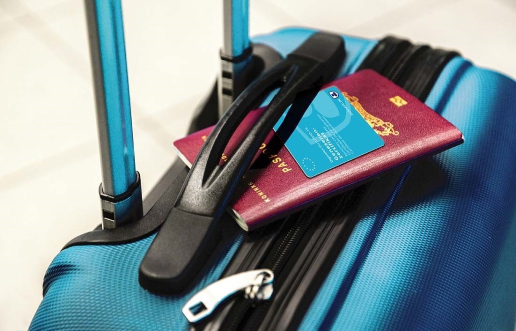 2GKARTE mit Reisepass auf einem Koffer